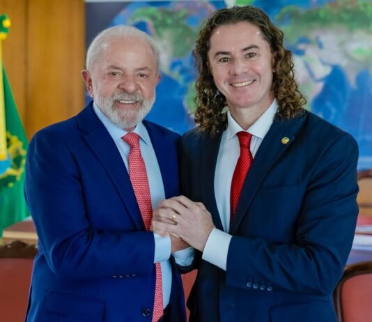 Em Brasília, Veneziano se encontra com Lula em Ato pela Democracia e agradece reafirmação do apoio à sua reeleição para o Senado