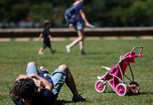Pais estão menos presentes na criação de filhos, aponta estudo