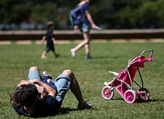 Pais estão menos presentes na criação de filhos, aponta estudo