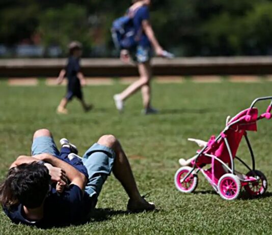Pais estão menos presentes na criação de filhos, aponta estudo