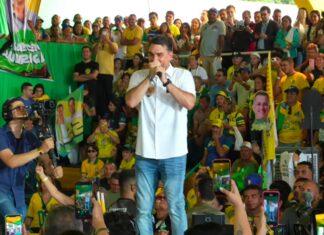 “Efraim tem competência e capacidade”: diz Flávio Bolsonaro durante convenção do PL