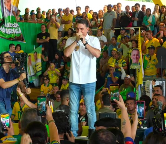 “Efraim tem competência e capacidade”: diz Flávio Bolsonaro durante convenção do PL