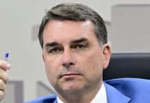 Alexandre de Moraes suspende visitas de Flávio a Bolsonaro na prisão domiciliar