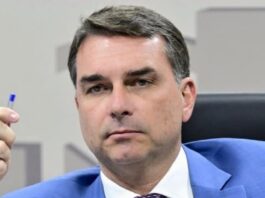 Alexandre de Moraes suspende visitas de Flávio a Bolsonaro na prisão domiciliar