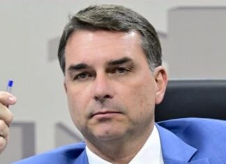 Alexandre de Moraes suspende visitas de Flávio a Bolsonaro na prisão domiciliar