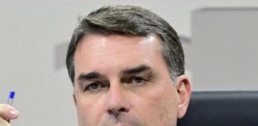 Alexandre de Moraes suspende visitas de Flávio a Bolsonaro na prisão domiciliar