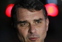 Flávio Bolsonaro admite conversa com Vorcaro, mas nega crime