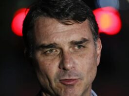 Flávio Bolsonaro admite conversa com Vorcaro, mas nega crime