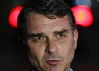Flávio Bolsonaro admite conversa com Vorcaro, mas nega crime