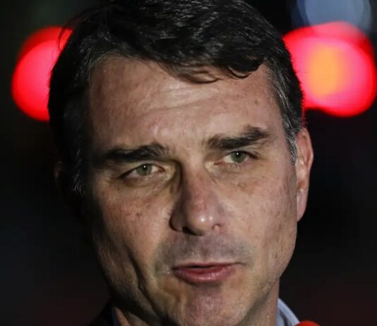 Flávio Bolsonaro admite conversa com Vorcaro, mas nega crime