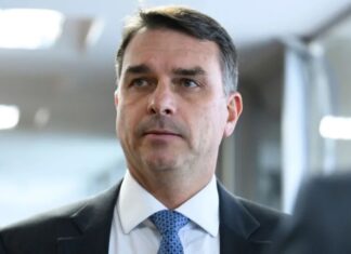 Em carta, Flávio se declara “verdadeiro presidente eleito do Brasil”