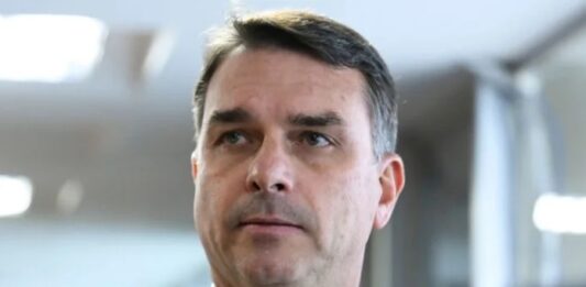 Em carta, Flávio se declara “verdadeiro presidente eleito do Brasil”