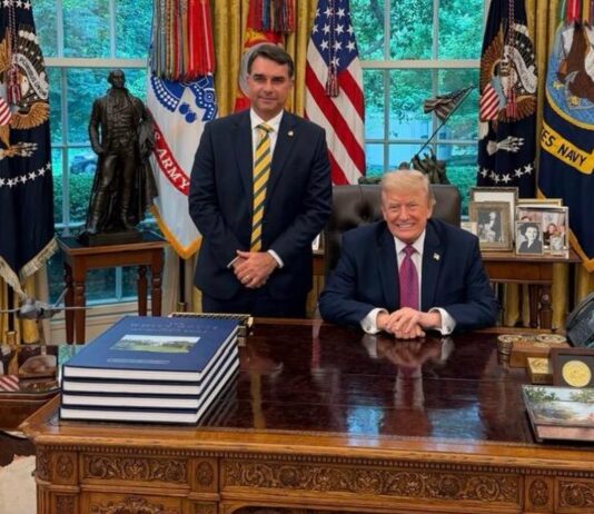Flávio Bolsonaro pede a Trump que classifique CV e PCC como terroristas
