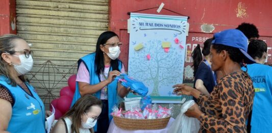 OUTUBRO ROSA: Prefeitura de Campina Grande leva serviços de saúde a pessoas em situação de rua, na Feira Central