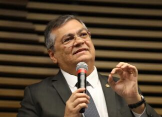 Ministro Dino arquiva investigação sobre senador flagrado com R$ 33 mil na cueca