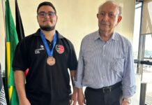 Presidente da FIEPB, Francisco Gadelha entrega medalha a aluno do SENAI premiado na Wordskills