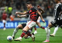 Flamengo goleia Atlético-MG e segue na liderança do Brasileiro