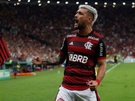 Gol nos acréscimos assegura Flamengo na liderança do Brasileirão