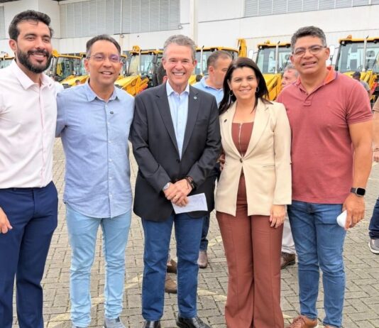 Lagoa Seca, Lagoa de Roça e Riachão recebem retroescavadeiras com apoio de Fábio Ramalho