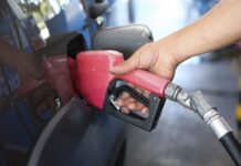 Gasolina fica R$ 0,12 mais barata a partir de hoje; diesel sobe R$ 0,25