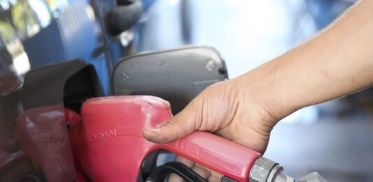 Gasolina comum segue a partir de R$ 6,18 em João Pessoa