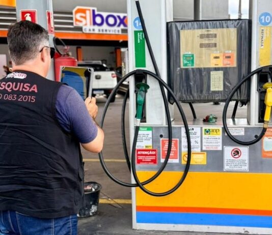 Procon João Pessoa identifica diferença de até R$ 0,74 no litro da gasolina comum; 69 postos mantêm preços