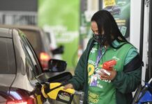Justiça proíbe posto de gasolina exigir que mulher trabalhe de legging
