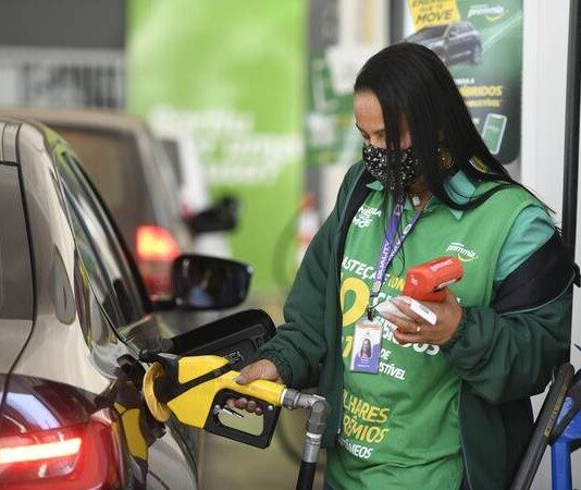 Justiça proíbe posto de gasolina exigir que mulher trabalhe de legging