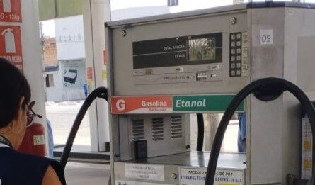 Gasolina com 32% de etanol passa a valer neste sábado (1º) em todo o país