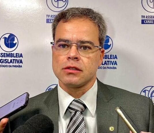 George Morais retorna à Assembleia Legislativa e reassume liderança da oposição