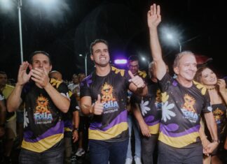 Ao lado de Nabor Wanderley e Hugo Motta, Lucas Ribeiro participa da abertura do carnaval de Patos