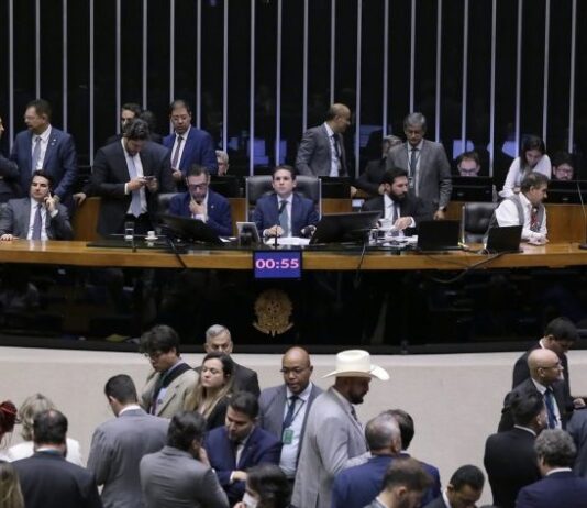 PEC da blindagem é aprovada em 2º turno por deputados e vai ao Senado