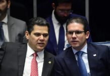 Flávio Bolsonaro avisa ao Centrão que não apoiará recondução de Motta e Alcolumbre