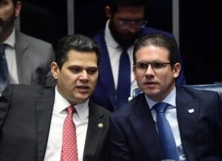 Flávio Bolsonaro avisa ao Centrão que não apoiará recondução de Motta e Alcolumbre