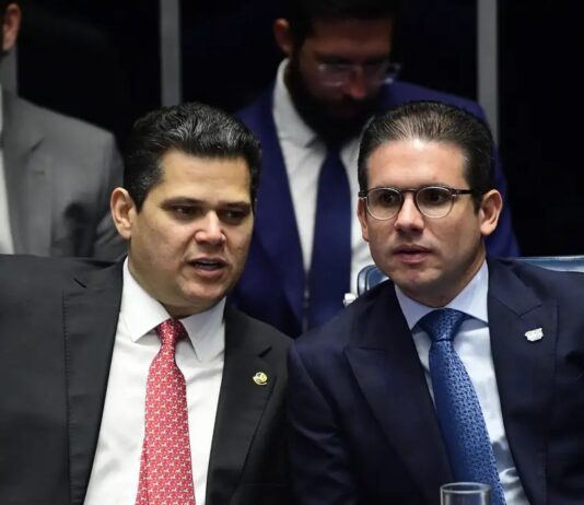 Flávio Bolsonaro avisa ao Centrão que não apoiará recondução de Motta e Alcolumbre