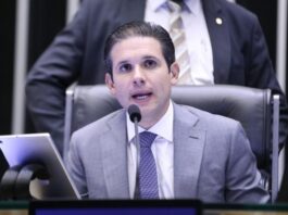 Hugo Motta ameaça paralisar votações na Câmara após decisão de Flávio Dino sobre emendas