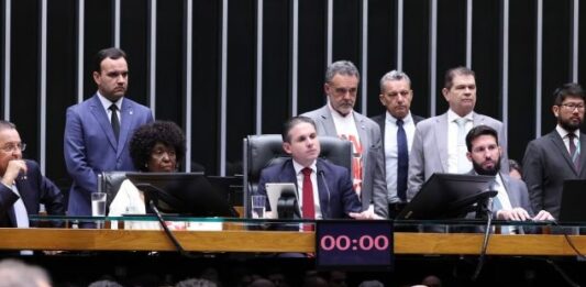 Câmara aprova em dois turnos fim da escala 6×1 com jornada máxima de 40 horas semanais