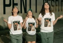 Kamylinha faz oração de Natal em frente a presídio onde Hytalo Santos está preso