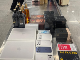 PF apreende produtos sem notas fiscais vindos do Paraguai, no Aeroporto Castro Pinto