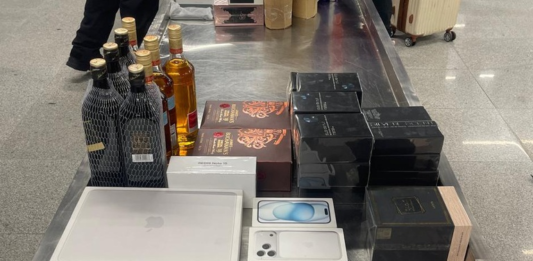 PF apreende produtos sem notas fiscais vindos do Paraguai, no Aeroporto Castro Pinto