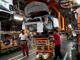 Produção industrial cai 0,9% em maio, diz IBGE