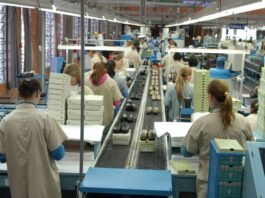 Faturamento da indústria sobe, mas emprego cai pelo terceiro mês