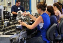 Produção industrial cresce 0,9% em março, diz IBGE