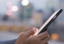 Redes sociais prejudicam saúde mental de adolescentes, aponta relatório