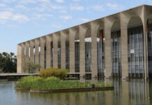 Lula se reúne com secretária-geral do Itamaraty para discutir crise com a Venezuela