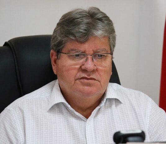 Governador João Azevêdo passa mal e é internado em João Pessoa; médicos avaliam cirurgia