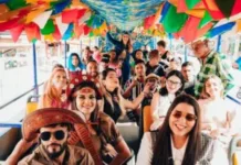 Primeira-dama faz tour no ônibus do forró durante 1º encontro junino de influencers