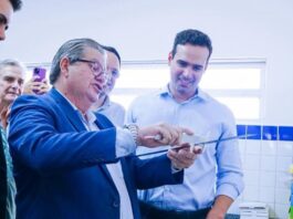 João Azevêdo anuncia licença e passa comando do governo para Lucas Ribeiro