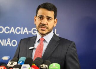 Davi Alcolumbre manda para CCJ indicação de Jorge Messias ao STF