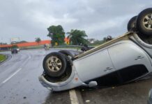 Carro capota e deixa uma mulher ferida, na BR-230, na saída de João Pessoa